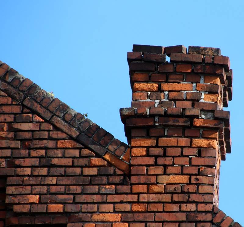 Signs Your Manhattan Beach Home Needs a Chimney Inspection Damaged chimney on an Manhattan Beach home showing cracks and missing mortar